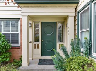 2211 NE Halsey St APT 2, Portland, OR 97232