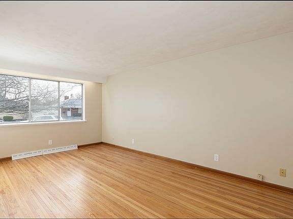 5th image of 572 Kenmore Ave