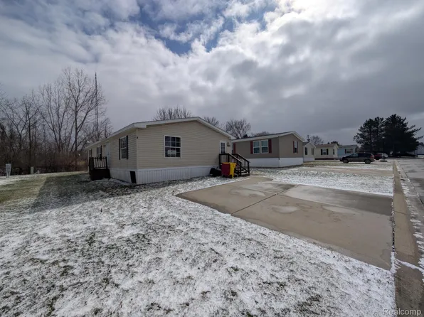 11413 Harbor Cv, Fenton, MI 48430