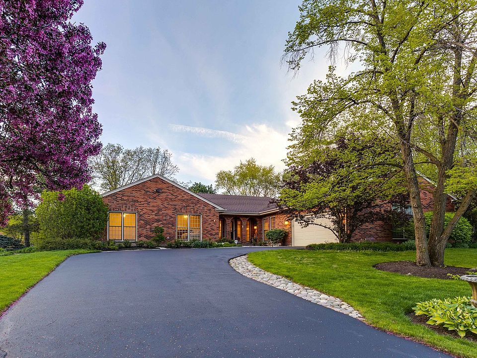 1st image of 2 Fairfax Ln