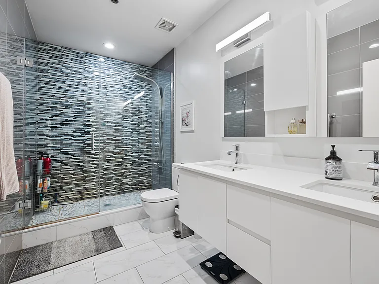 375 W Erie St #303 — Photo 13