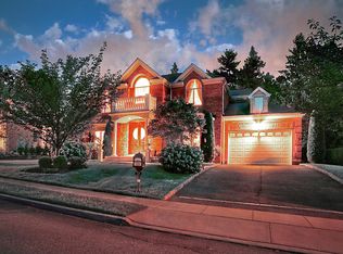 12 Hill Ln, Roslyn Heights, NY 11577