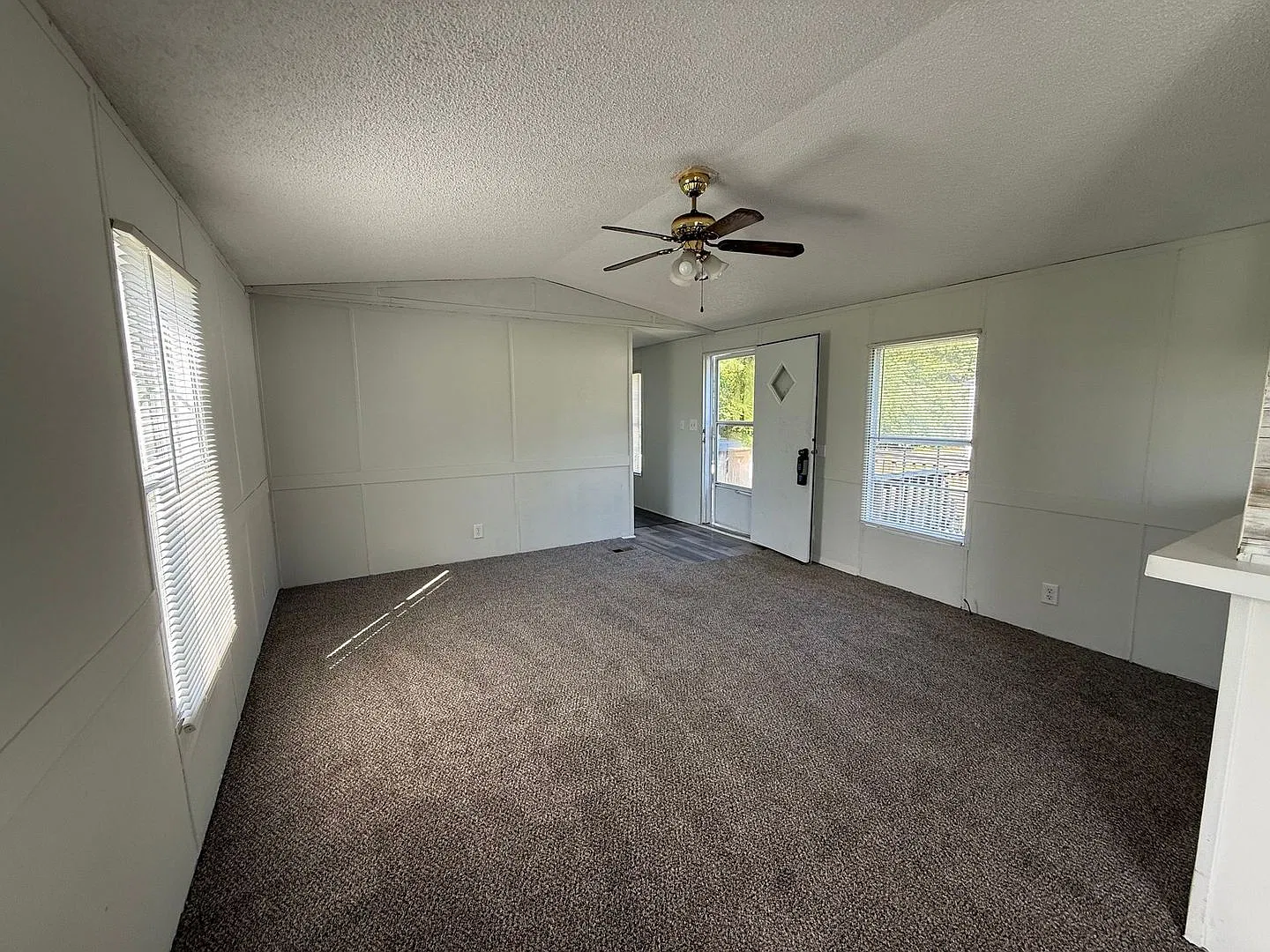 3 Bedroom, 2 Bath Mobile Home — Photo 4