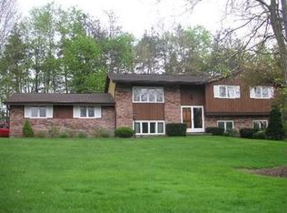 976 Center Rd, Hinckley, OH 44233