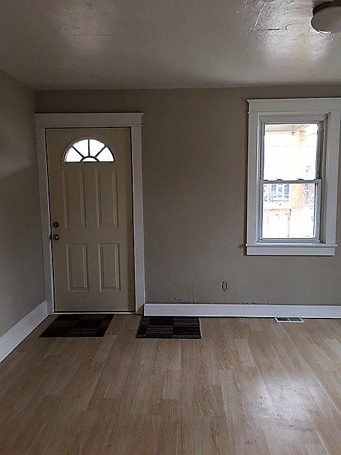 2nd image of 826 E Sherman Ave