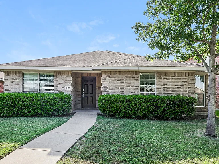 829 Clear Creek Dr — Photo 1
