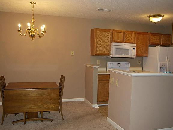 5th image of 140 Pine Lake Dr APT 4