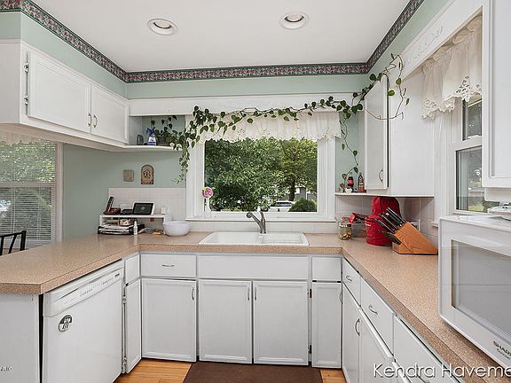5th image of 3696 Senora Ave SE