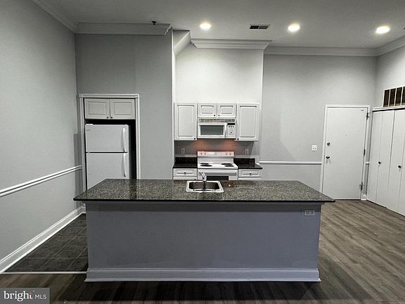 4th image of 1001-13 Chestnut St #805W