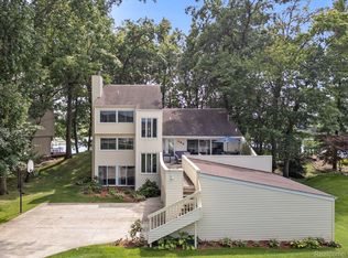 395 Lakes Edge Dr, Oxford, MI