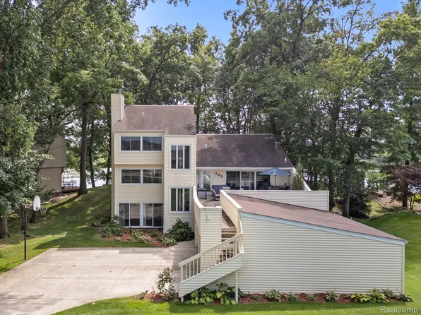 395 Lakes Edge Dr, Oxford, MI 48371