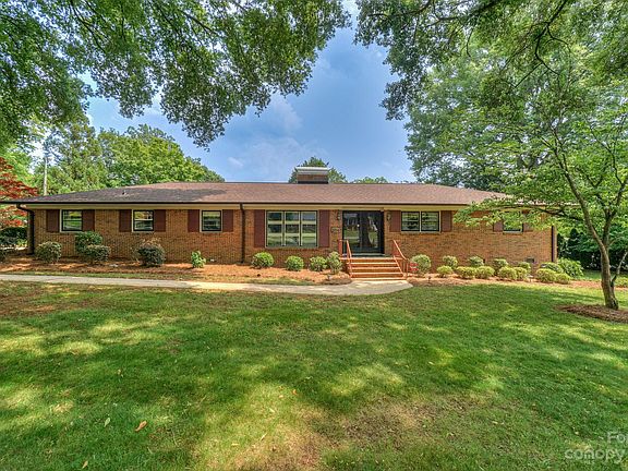 2nd image of 204 Dogwood Dr