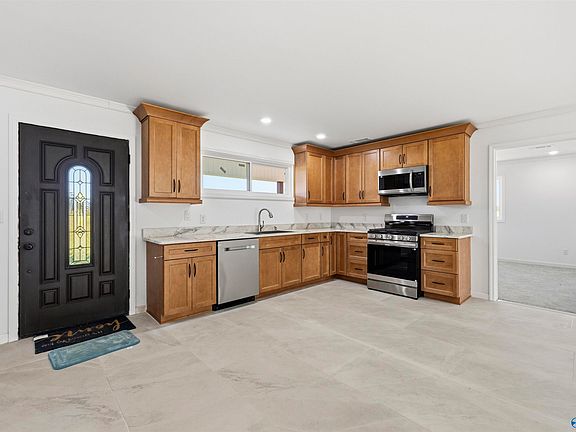 4th image of 681 Barron Dr