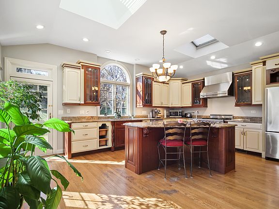 2nd image of 160 Cambridge Ln