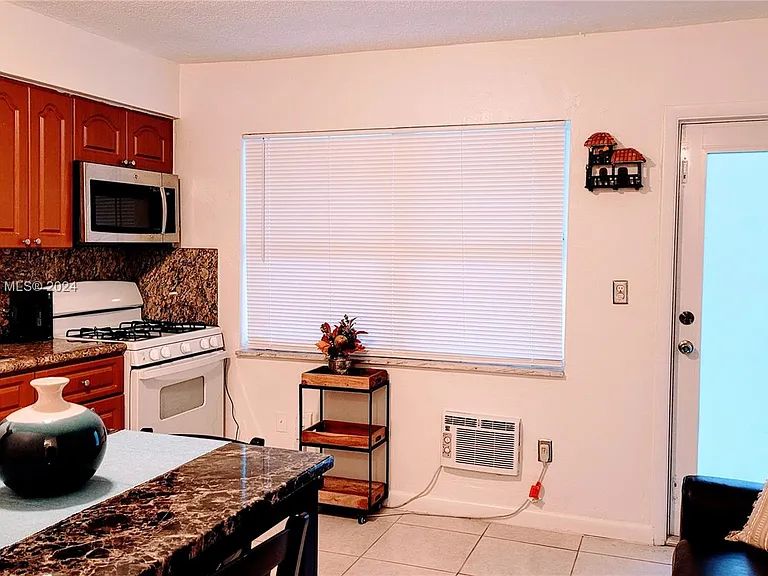 524 Washington Ave #213 — Photo 6