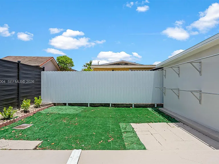 1333 W 37th St — Photo 31