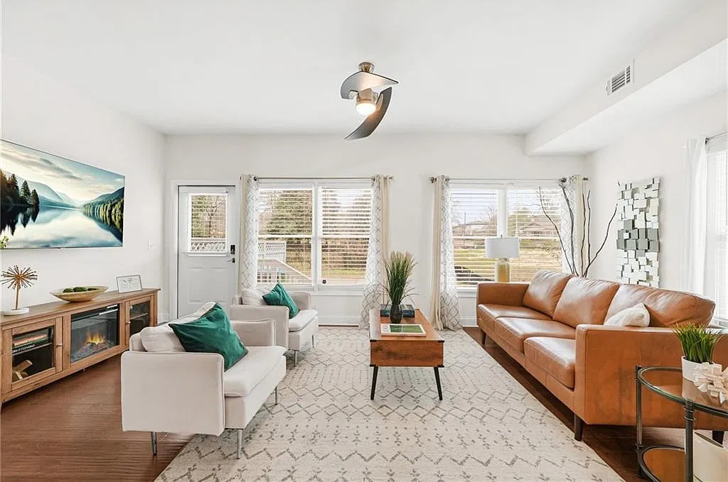 4 bed, 2.5 bath, 1720 sqft, $2,400 — Photo 3