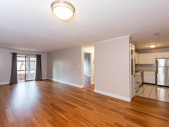 3rd image of 6 Greenbriar Dr APT 305