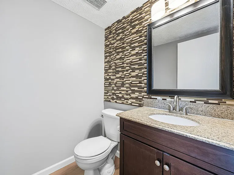 3033 Jamestown Dr — Photo 13