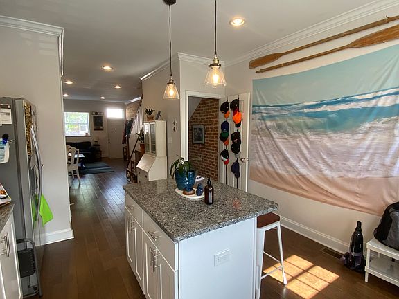 Kitchen w/island space!