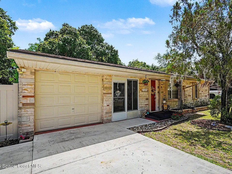 122 East Ct