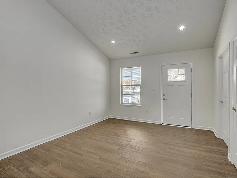 1219 Sparta Dr — Photo 5