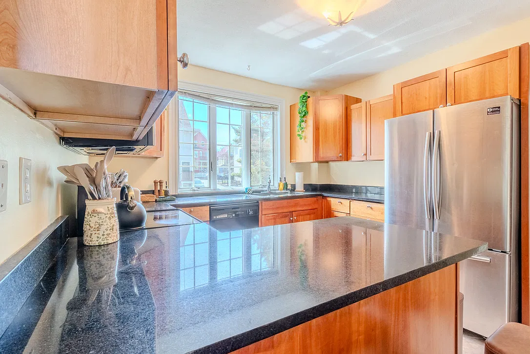 5 bed, 9998 sqft, $5,500 — Photo 1