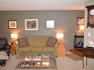 10 Creekside Cir APT C, Elgin, IL 60123