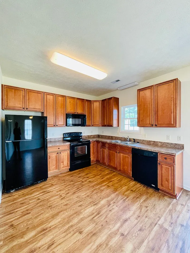 3 Bedroom, 2.5 Bath Two Level Townhouse — Photo 4