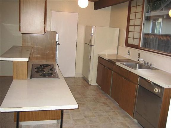 3rd image of 851 Cumberland Dr
