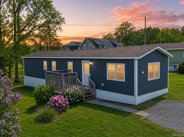 2 Macintosh St, Fredericton, NB E3C 1L8