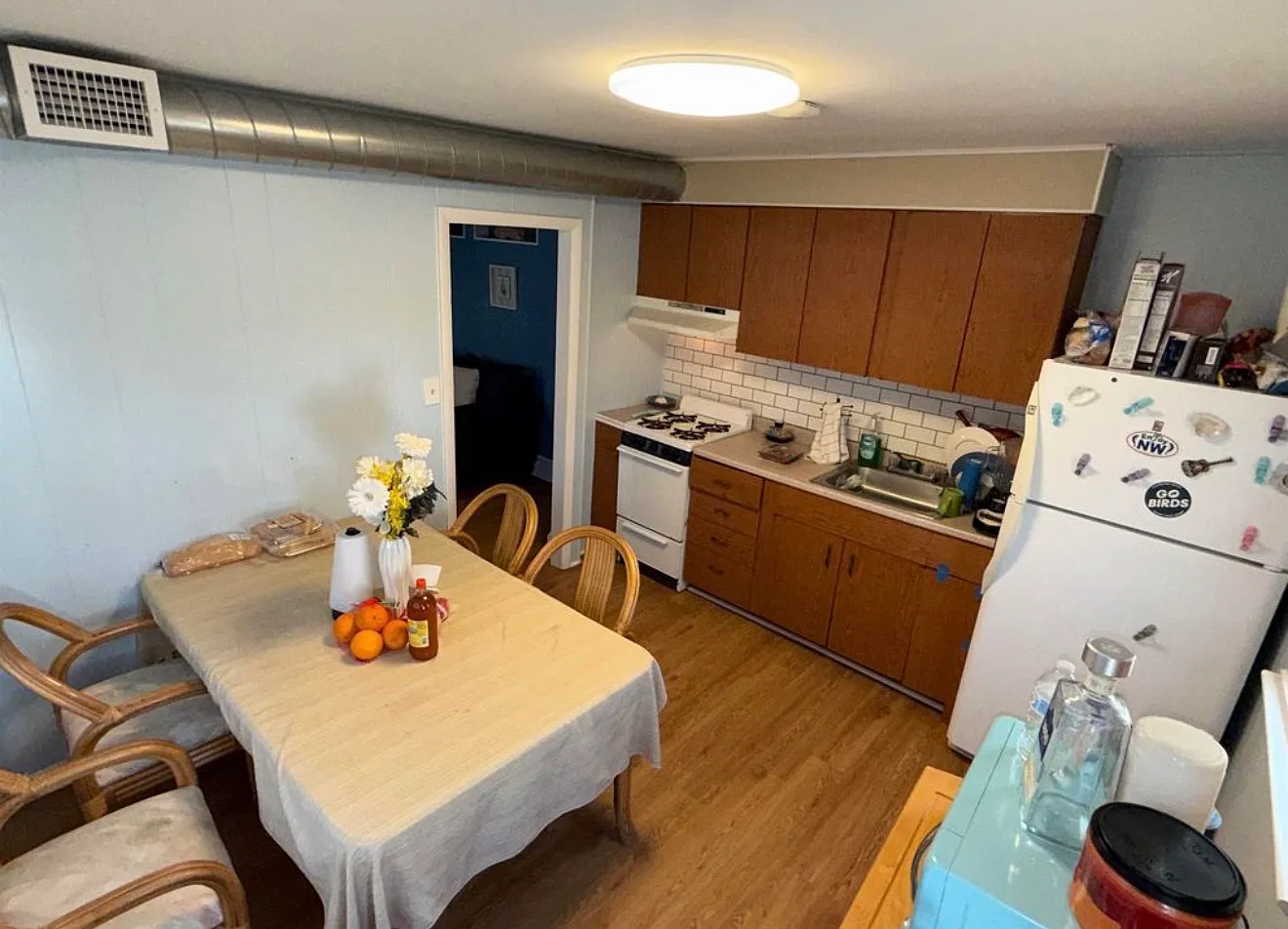 3 bed, 1000 sqft, $2,500 — Photo 2