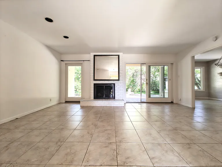 1138 Laureles Dr — Photo 3