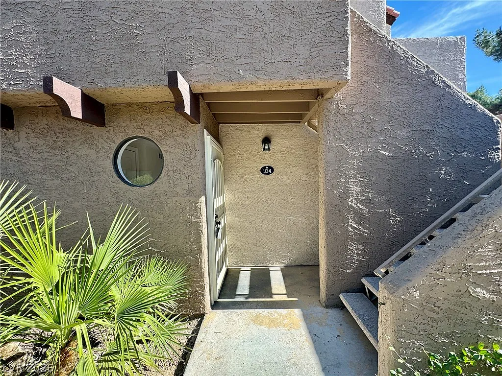 2 bed, 2.0 bath, 896 sqft, $1,250 — Photo 2