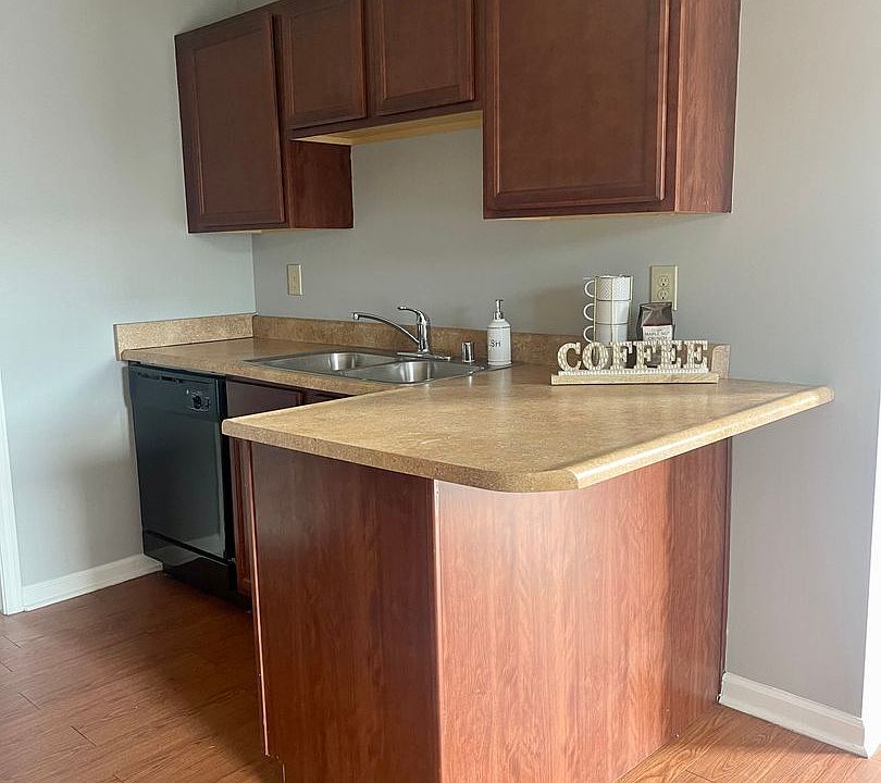 2nd image of 1113 Richmond Green Dr #15