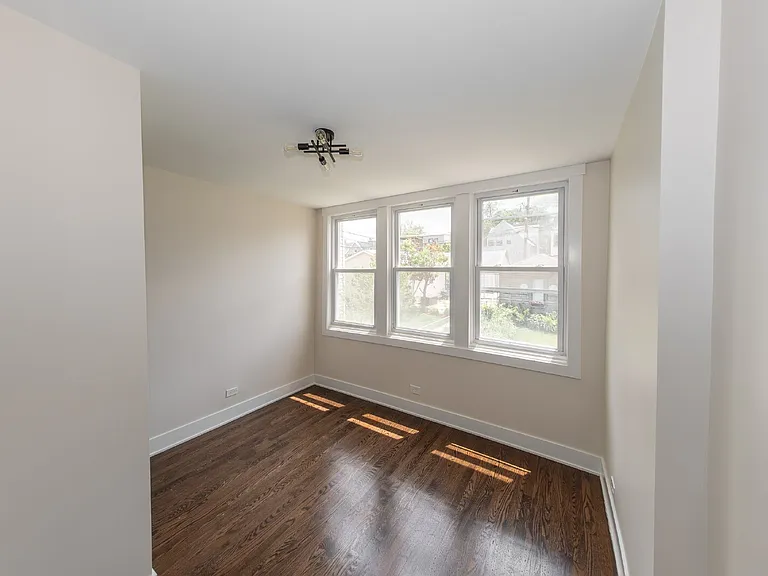 3233 W Berteau Ave — Photo 5
