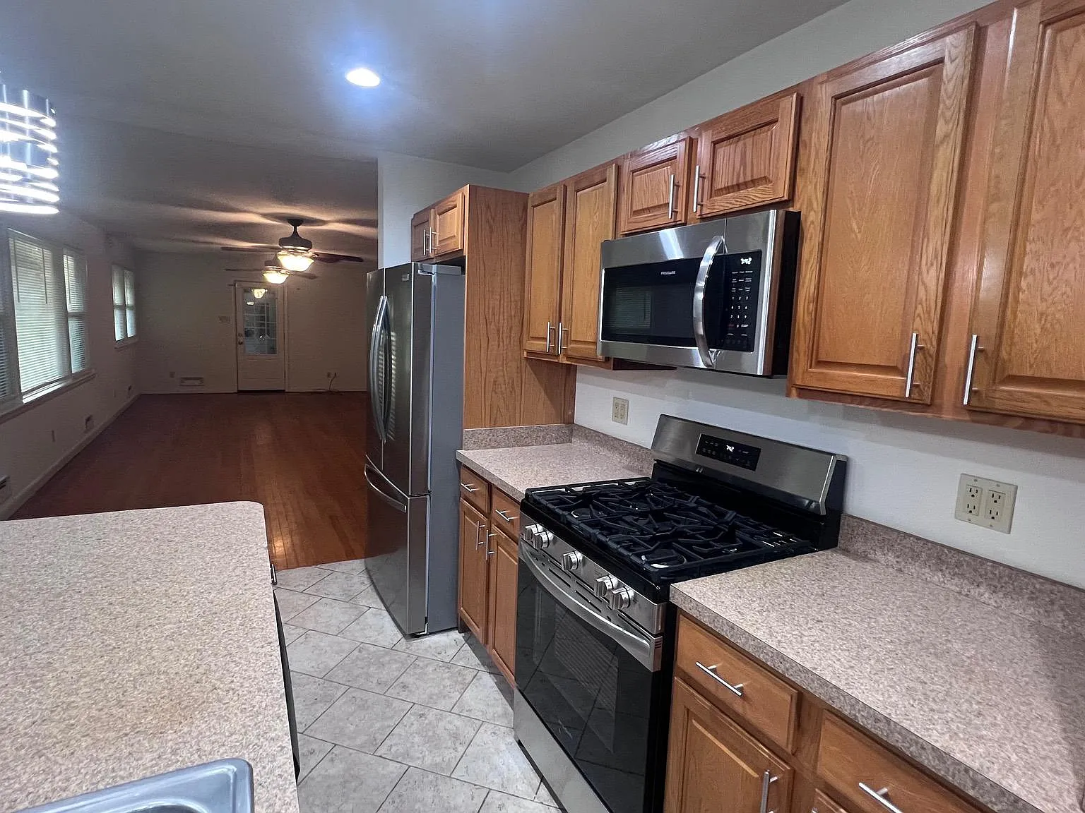 3 bed, 2736 sqft, $3,100 — Photo 3