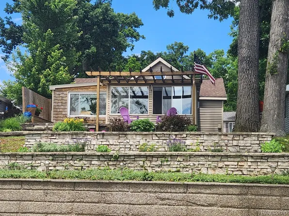 6372 Island Lake Dr, Brighton, MI 48116