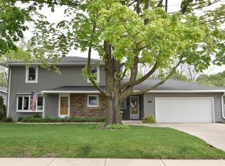 549 W Wisconsin Ave, Pewaukee, WI 53072