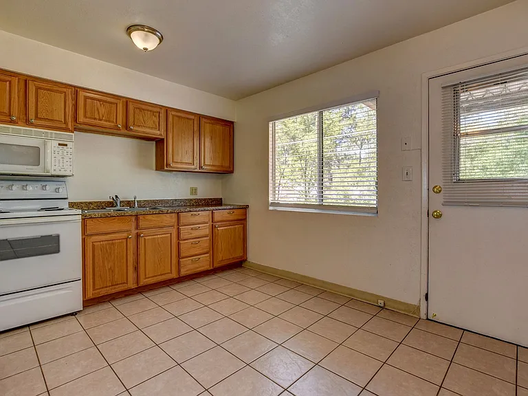 278 S Hardin St — Photo 8