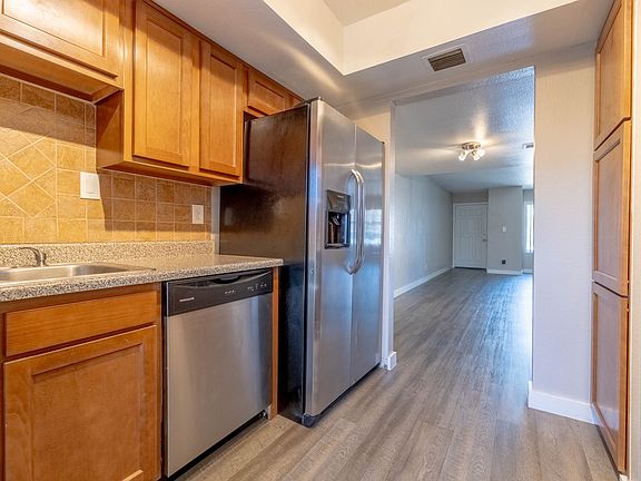 4th image of 1927 E Hampton Ave Unit 109