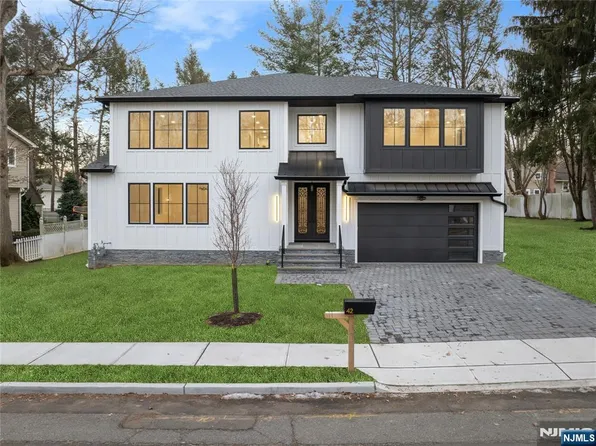 42 Harvey St, Closter, NJ 07624