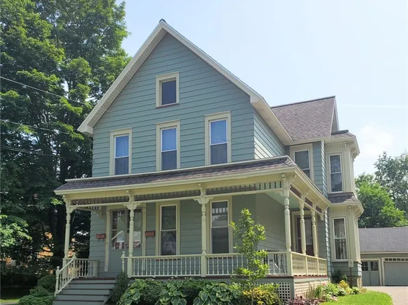 15 Cleveland Ave, Fredonia, NY 14063