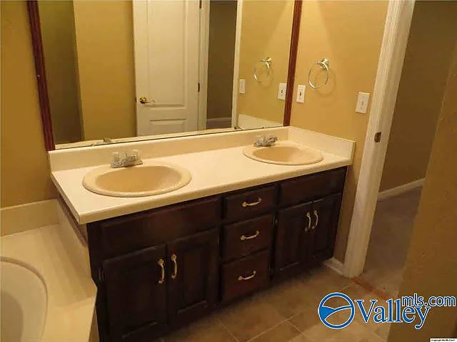 111 Capote Dr — Photo 10