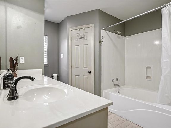 3rd image of 14169 Parkview Dr