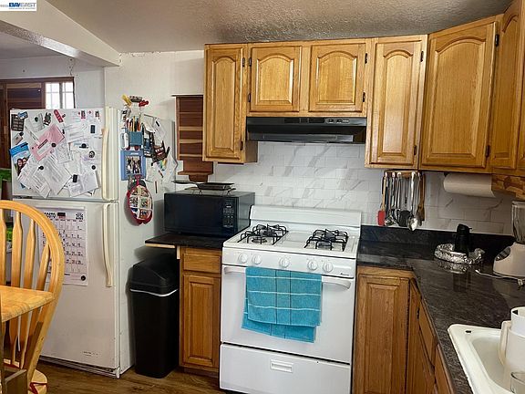 5th image of 9625 Cherry St