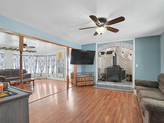 4th image of 409 Broadway St
