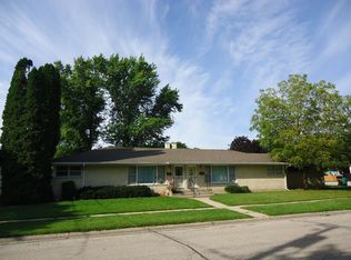 761 Pleasant St, Woodstock, IL 60098
