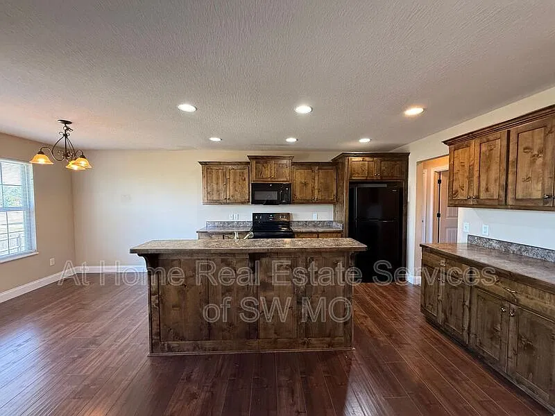 4 bed, 2.0 bath, 1530 sqft, $1,830 — Photo 3