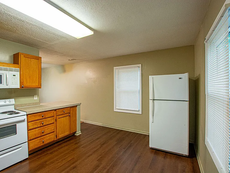 1410 Lindwood Dr — Photo 9